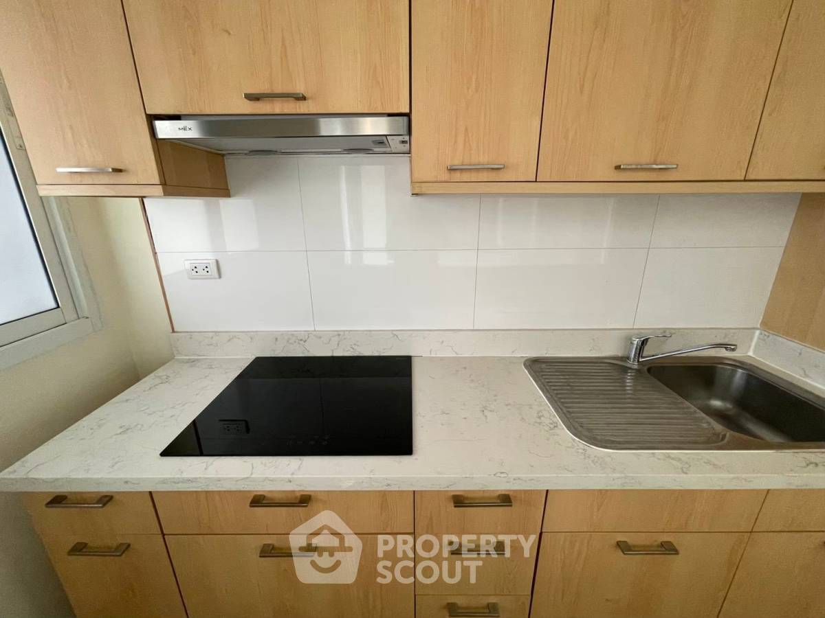picture Spacious 2-BR 101 Sqm At The Rise Sukhumvit 39 Near BTS Phrom Phong (ID 592351) - 2/15