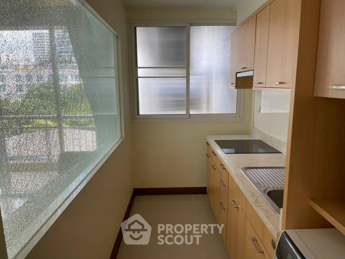 picture Spacious 2-BR 101 Sqm At The Rise Sukhumvit 39 Near BTS Phrom Phong (ID 592351) - 13/15