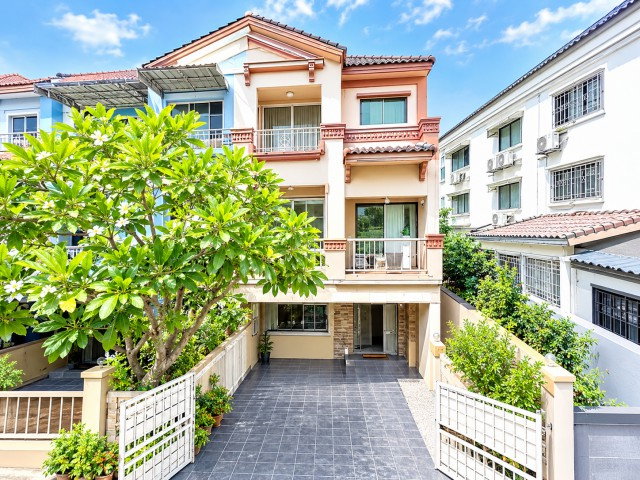 picture Townhome for  rent in MengJaiLat Phrao 76–82. This 3-story corne  3 bed and 4 bath - 1/8