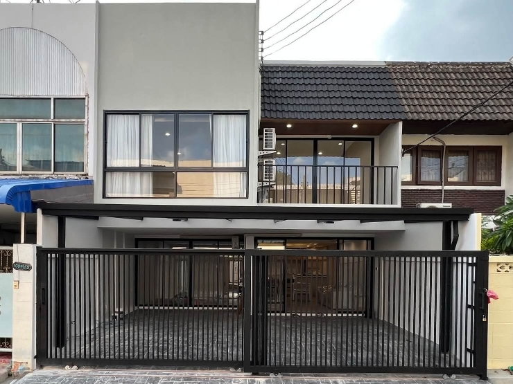 รูป 🏡 ให้เช่าทาวน์เฮาส์หรู 5 ห้องนอน พร้อม PRIVATE ONSEN 📍 เอกมัย 22 – ปรีดี พนมยงค์ 41 ใกล้ BTS พระโขนง
💰 120,000 บาท/เดือน - รูปที่ 1/11