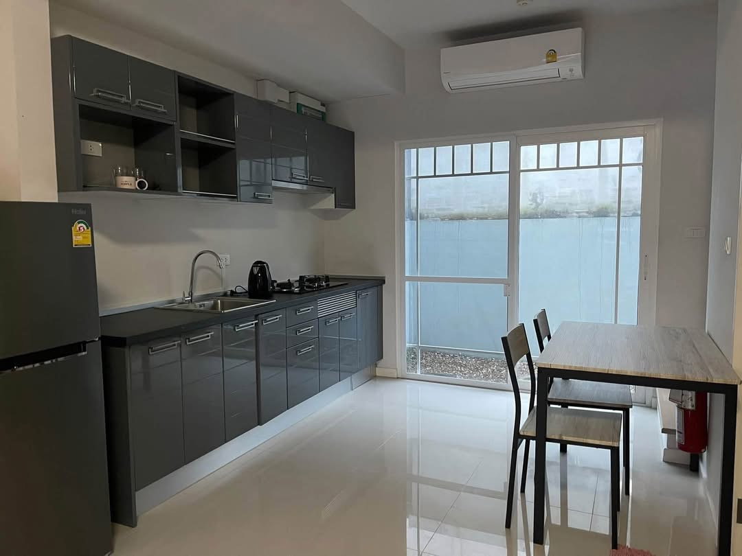 รูป 🏡 ให้เช่าทาวน์โฮม พร้อมเฟอร์นิเจอร์ครบ ในโครงการคุณภาพ เดินทางสะดวก - รูปที่ 2/15