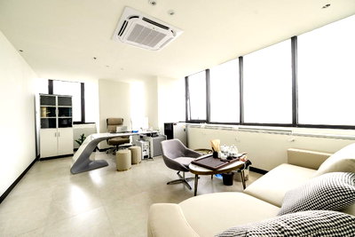 สำนักงาน ถนนรัชดาภิเษก : ให้ขาย Chamnan Phenjati Business Center — Office | MRT พระราม 9 | Fully Furnished GTN-1296