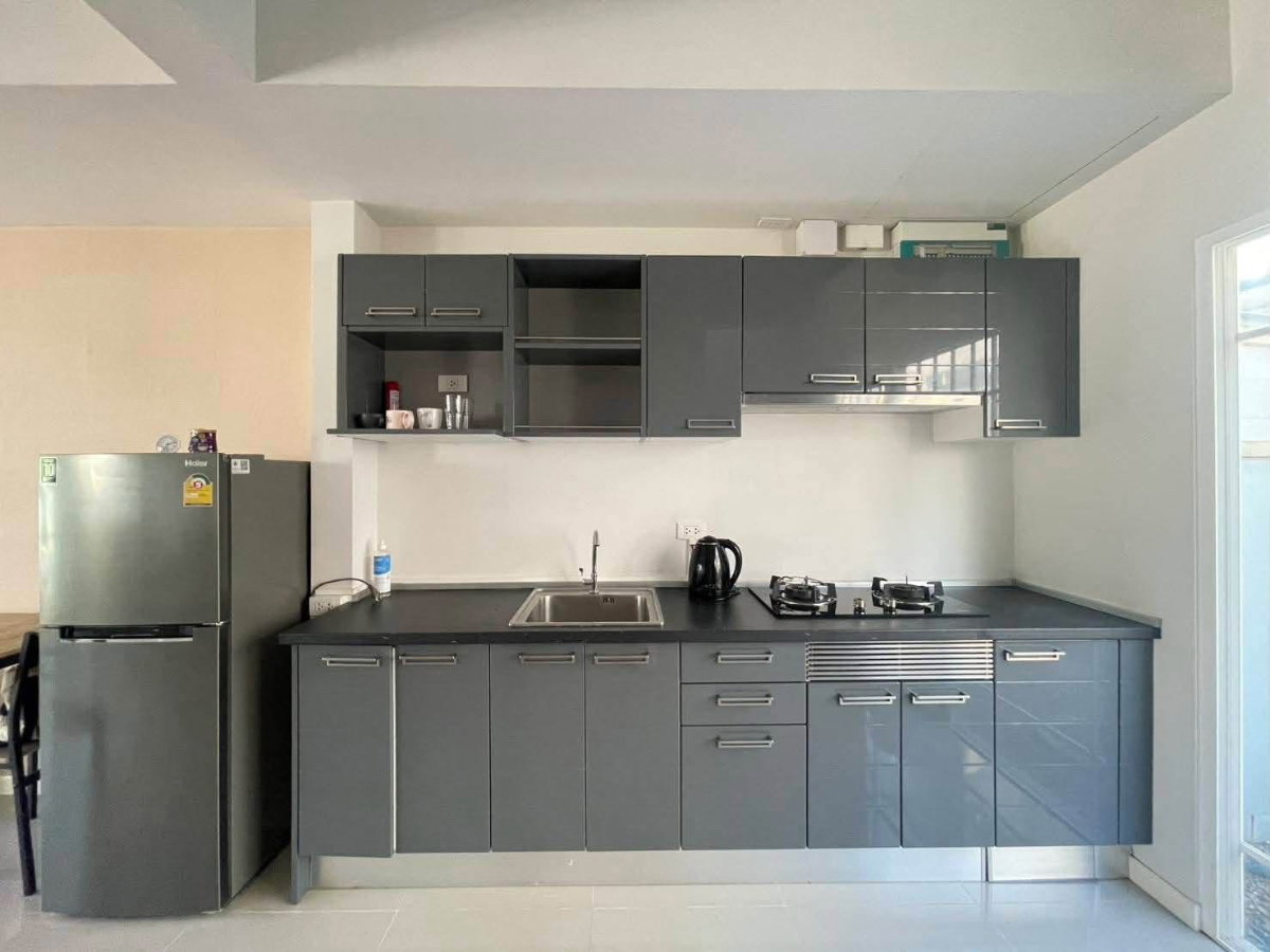 รูป 🏡 ให้เช่าทาวน์โฮม พร้อมเฟอร์นิเจอร์ครบ ในโครงการคุณภาพ เดินทางสะดวก - รูปที่ 3/15