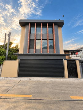 🏡✨ For Sale: 3-Storey Detached House in Ratchada 42 💎 Double-Volume Ceiling Across 3 Floors 💰 Price: THB 18.9 Million 🔥