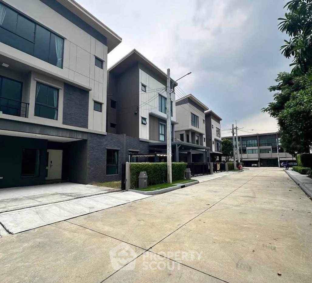 picture Pet-Friendly 4-BR Townhouse, Baan Klang Muang Ramintra 83 Station (ID 3431369) - 2/29