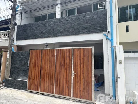 3 Bedroom Townhouse for rent in Khlong Tan, Bangkok  6877329