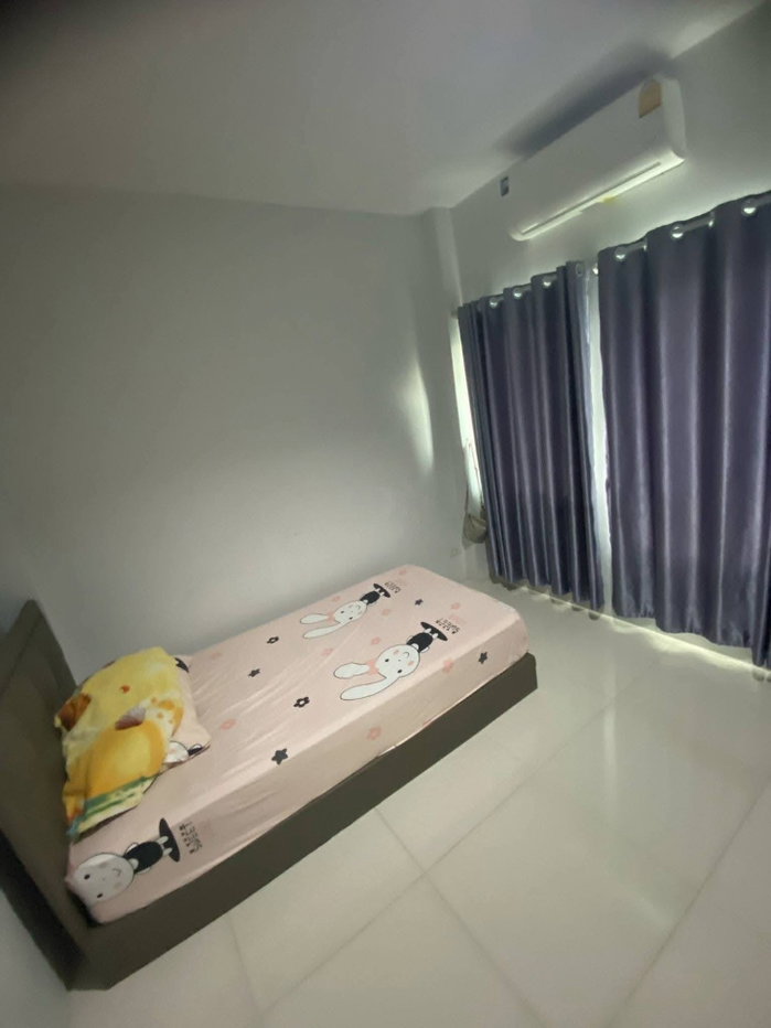 รูป 🏡✨ ให้เช่าด่วน! ทาวน์โฮม 3 ชั้น ซอยหมู่บ้านนักกีฬาแหลมทอง 1 แยก 2 (2-4) 3 ห้องนอน 3 ห้องน้ำ พร้อมเข้าอยู่ทันที มีเฟอร์นิเจอร์ - รูปที่ 10/18