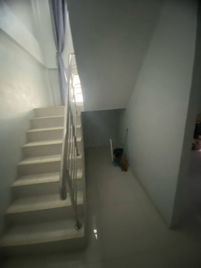 รูป 🏡✨ ให้เช่าด่วน! ทาวน์โฮม 3 ชั้น ซอยหมู่บ้านนักกีฬาแหลมทอง 1 แยก 2 (2-4) 3 ห้องนอน 3 ห้องน้ำ พร้อมเข้าอยู่ทันที มีเฟอร์นิเจอร์ - รูปที่ 4/18