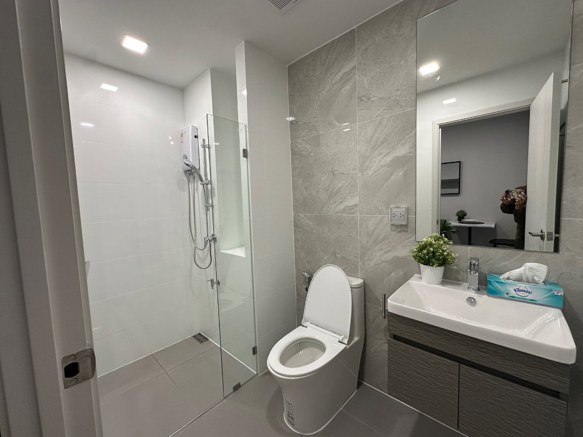 picture Condo for rent at Modiz, located in front of Ramkhamhaeng University. 🏡🎄 Beautiful, clean unit—fully furnished and ready for move-in. - 10/12