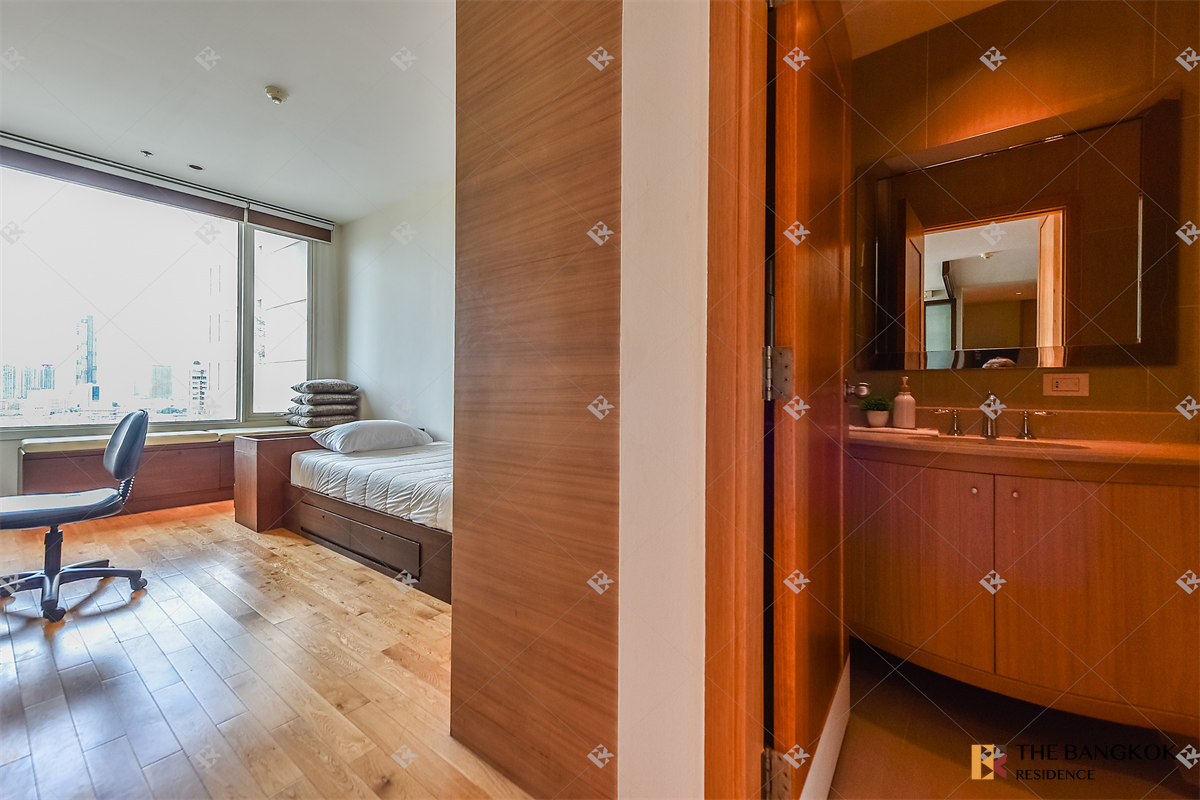 picture Comfortable and Ready to Move-in The Empire Place - 2/10