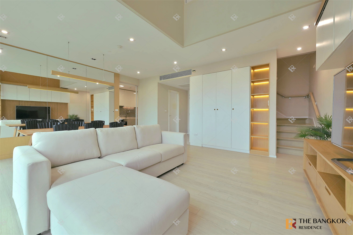 picture The Room Sukhumvit  21  Start Elevated Living at a Price Youll Love - 1/10