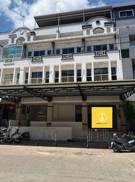 G8966💛中国客户,请加微信。(在联系方式的旁边) 🅵🅾🆁 🆁🅴🅽🆃 Commercial building 3 Unit for rent near Sinphet Hospital. 🅻🅸🅽🅴 @condopremium⬛🟨 📞 065 695 3645🟨⬛