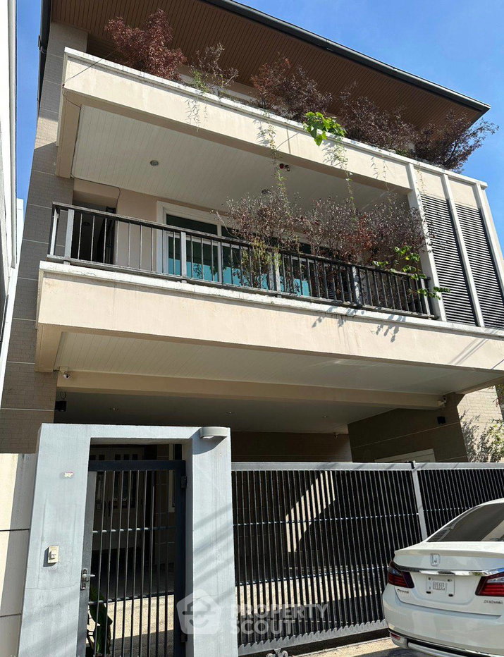 picture 3-BR House near MRT Lat Phrao (ID 3441188) - 1/20