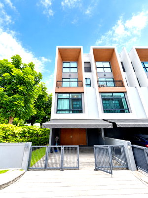 Townhouses for sale : For Sale: Arden Phatthanakan, Corner unit with extra side space, located next to the garden and swimming pool