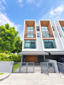 For Sale: Arden Phatthanakan, Corner unit with extra side space, located next to the garden and swimming pool