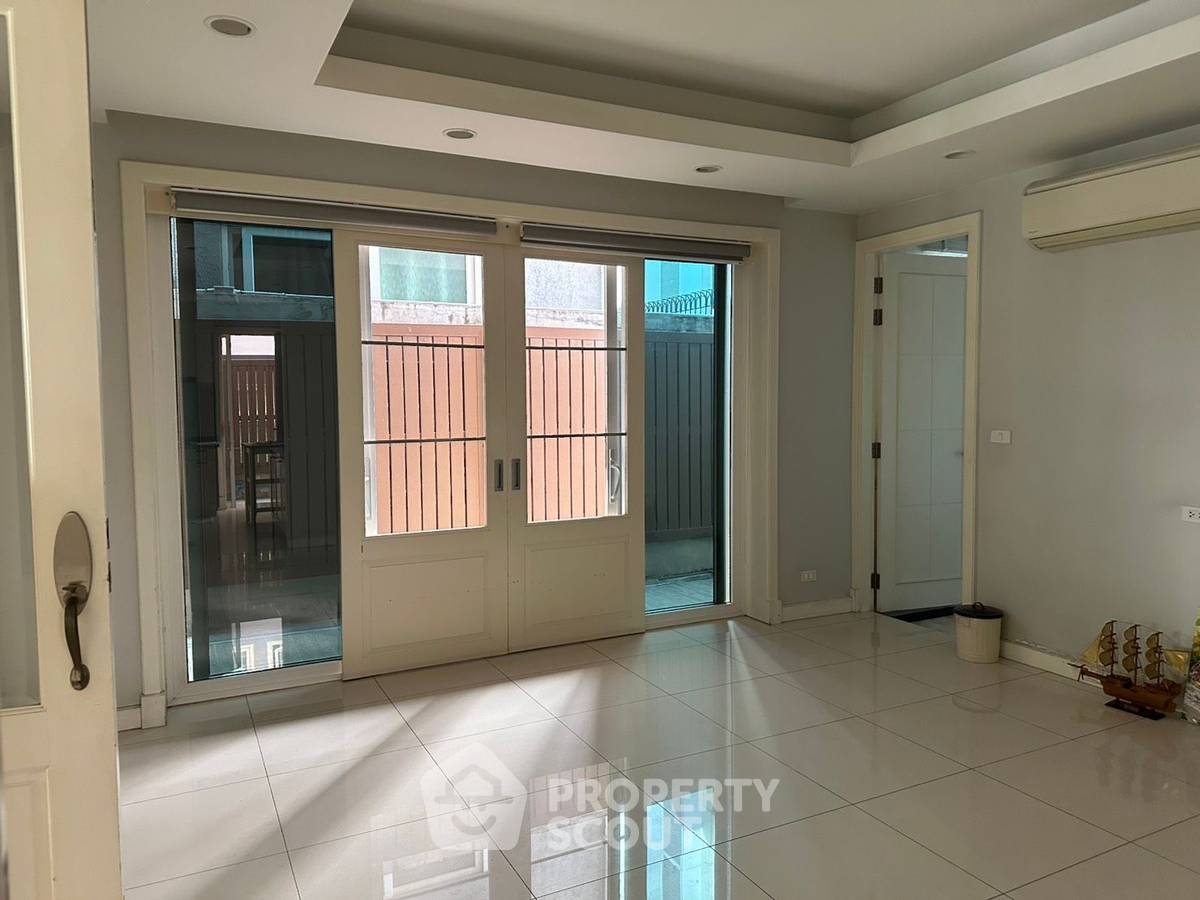 picture 3-BR House near MRT Lat Phrao (ID 3441188) - 3/20