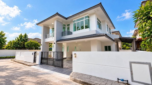 Detached house for sale in Country Home Lake & Park Village, located in the Assumption Si Racha area, Chon Buri.