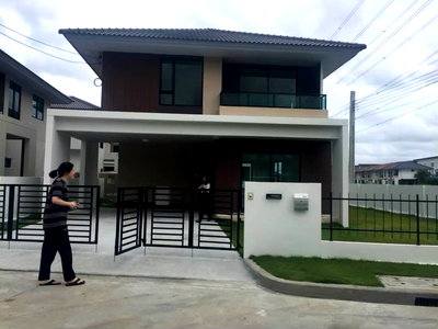 Houses for sale Bangkok : 2-story corner single-detached house by the lakeside with abundant facilities nearby.