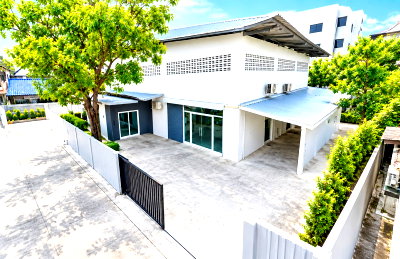 Factory for rent MRT Ratchadaphisek : 			MRT Sutthisan. 567m. Warehouse with office for rent  79sq.wa. 300sq.m. of usable space. Features a h          