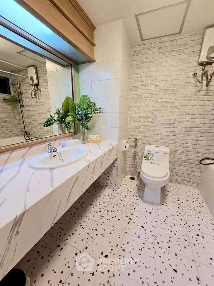 picture 1-BR Condo at Hillside Condo 4 in Chang Phueak (ID 3435601) - 7/13