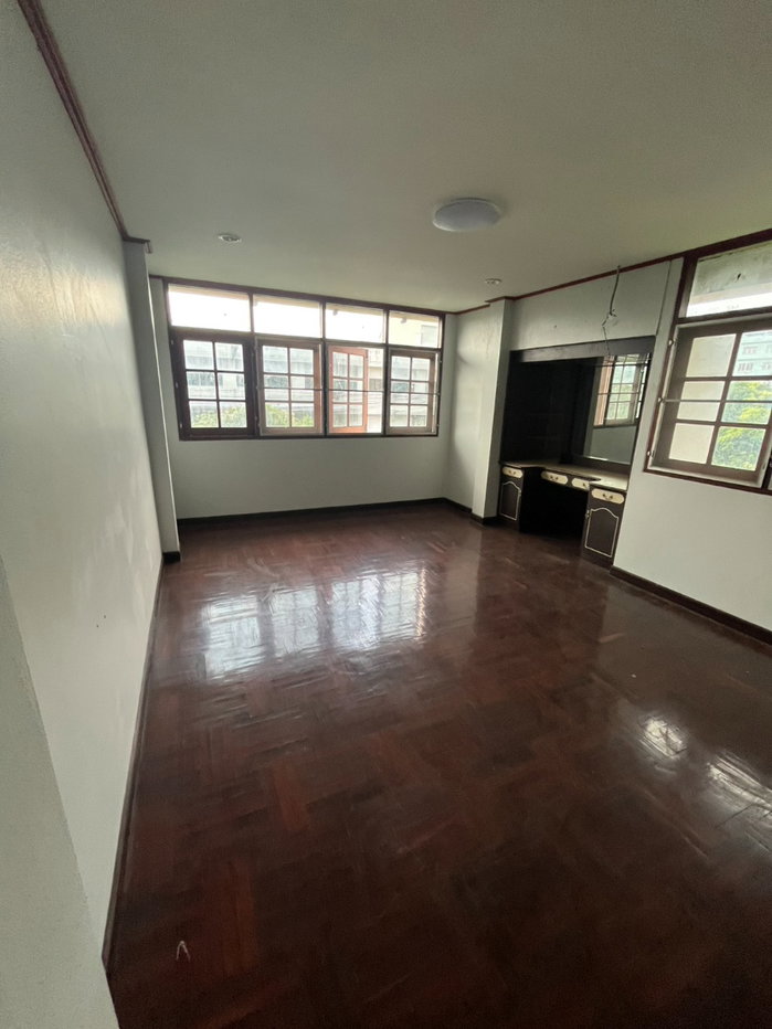 picture Home for rent with front yard and parking area - 15/24