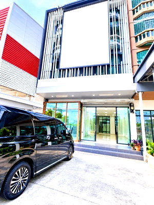 Shophouses for rent Sukhumvit Road : 			The size four-unit shophouse building. MRT SiBearing 300m. 4.5 Storey for Rent 12Bedms 6Baths  Thai          