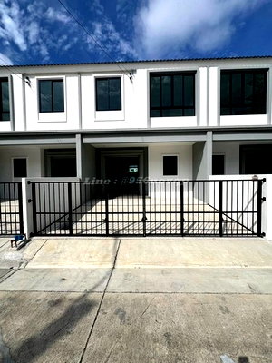 Townhouses for rent Samut Prakarn : Svs392 For Rent: Unfurnished 2-story townhome at Baan Pruksa Ville Srinakarin-Bangna. CALL: 092 798 8789