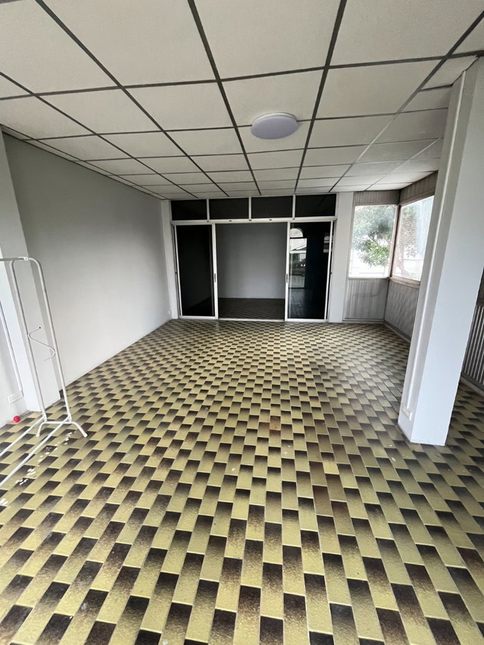 picture Home for rent with front yard and parking area - 19/24