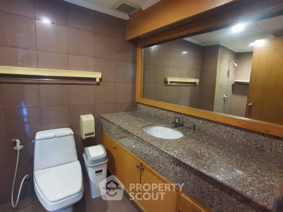 picture 22nd-Floor 2-BR at Lake Avenue Sukhumvit 16 Near BTS Asoke (ID 514394) - 10/10