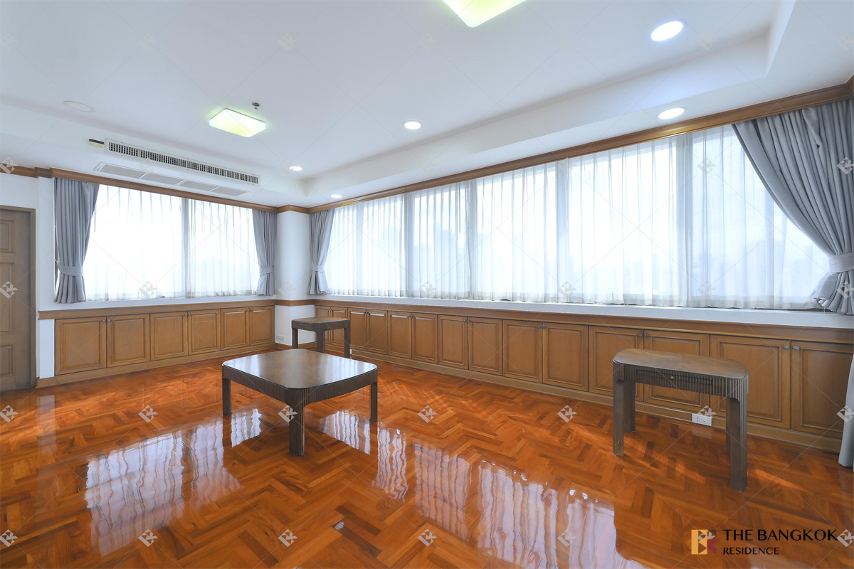 picture Luxurious Design, Elevated Atmosphere Ruamsuk Condominium - 4/10