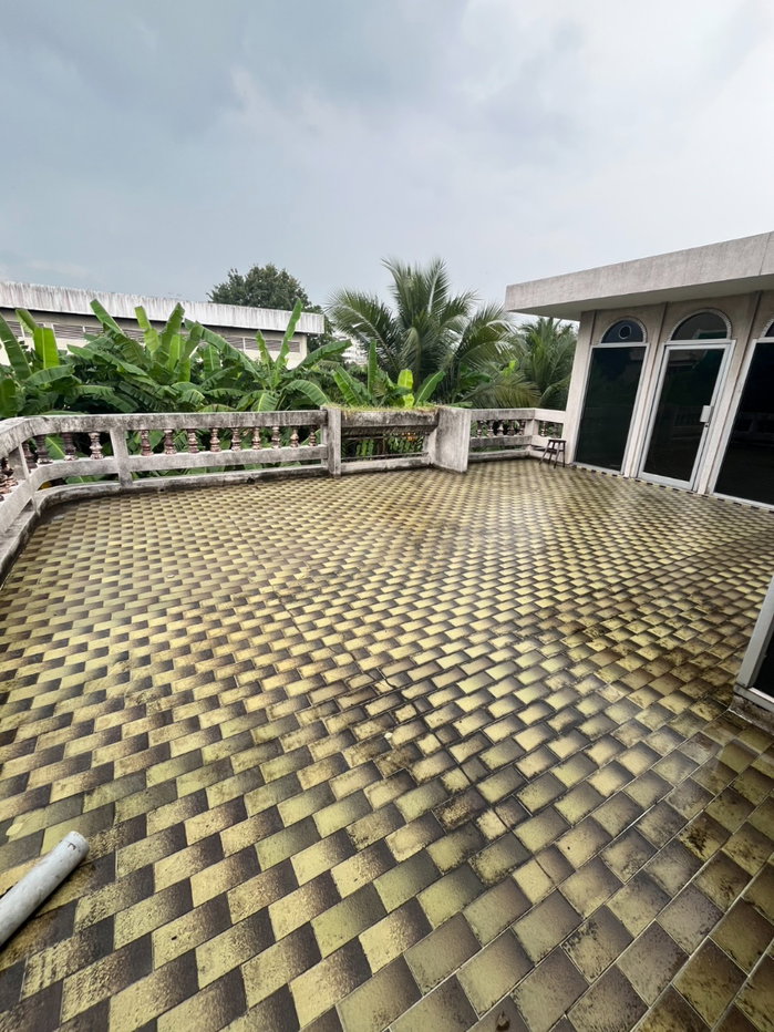 picture Home for rent with front yard and parking area - 18/24
