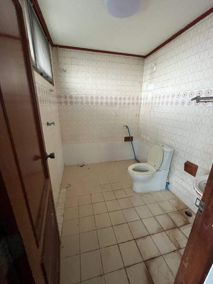 picture Home for rent with front yard and parking area - 13/24