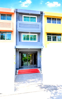 Townhouses for rent MRT Wong Sawang : 			MRT BangSon.85m. 3-story townhome for rent   Features 4 bed 2 bath and 3 a/c The property sits on an          
