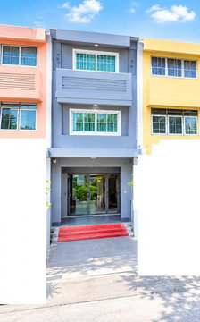 MRT BangSon.85m. 3-story townhome for rent Features 4 bed 2 bath and 3 a/c The property sits on an