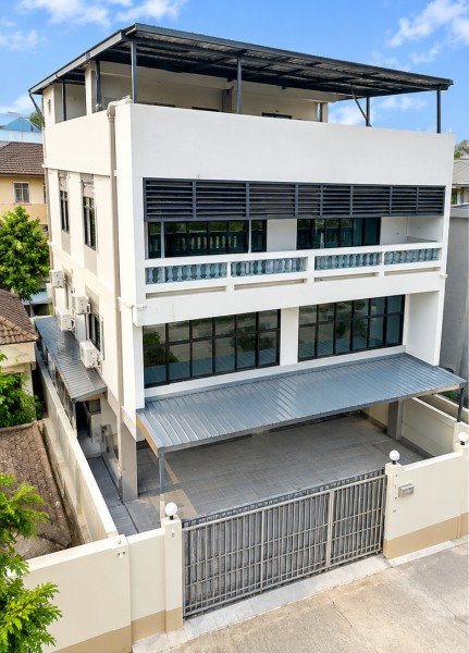 OnNut13-19 SuanLuang this 4-story 7bed 4bath home office integrated warehouse 1300sq.m. 48,999THB/mo