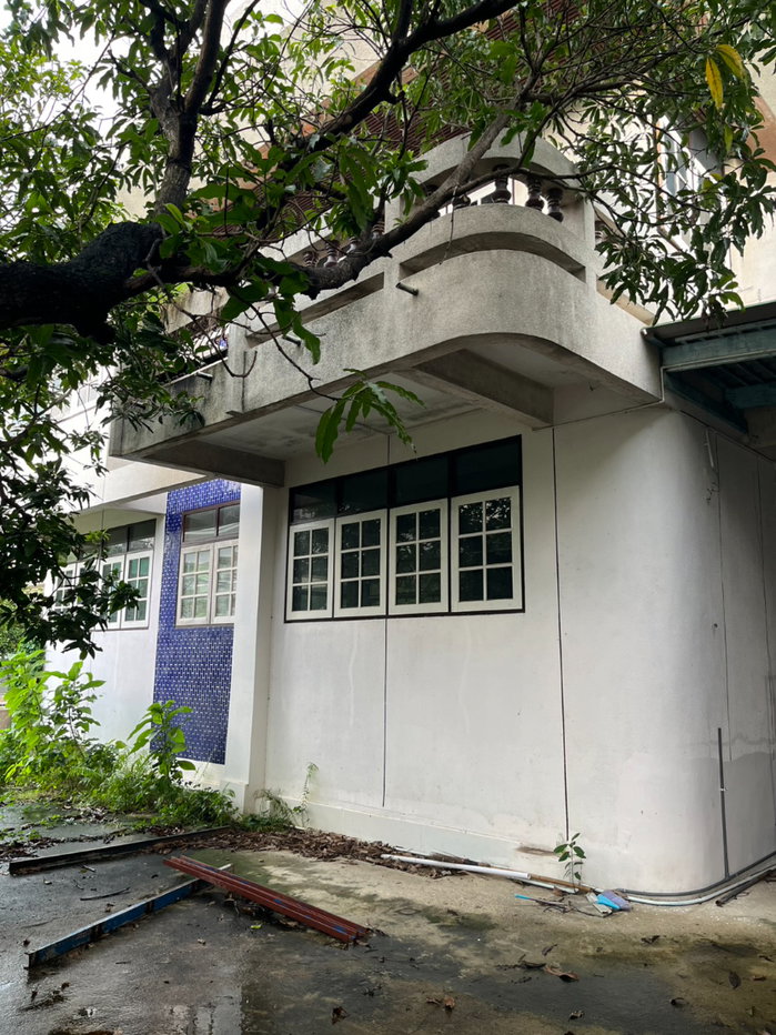 picture Home for rent with front yard and parking area - 2/24