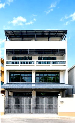 Shophouses for rent MRT Si Nut : 1300sq.m. 7Bed OnNut13-19 SuanLuang this 4-story 7bed 4bath home office integrated warehouse  Big  OnNut 2 km          