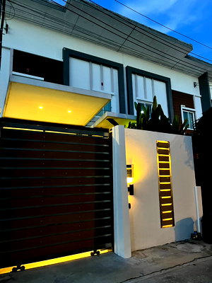 Townhouses for rent Nonthaburi : Two-story townhome in Lio Elix Westgate. Beautifully decorated and fully furnished, ready to move in. 