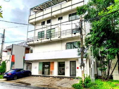 เช่าสำนักงาน ถนนศรีนครินทร์ : ให้เช่าอาคารสำนักงาน 4.5 ชั้น พร้อมลิฟท์โดยสาร / ทำเล ริมถนนศรีนครินทร์ ใกล้ห้างพาราไดซ์พาร์ค ศรีนครินทร์ / ด้านหลัง ห้างพาราไดซ์พาร์ค 