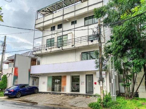 ให้เช่าอาคารสำนักงาน 4.5 ชั้น พร้อมลิฟท์โดยสาร / ทำเล ริมถนนศรีนครินทร์ ใกล้ห้างพาราไดซ์พาร์ค ศรีนครินทร์ / ด้านหลัง ห้างพาราไดซ์พาร์ค 