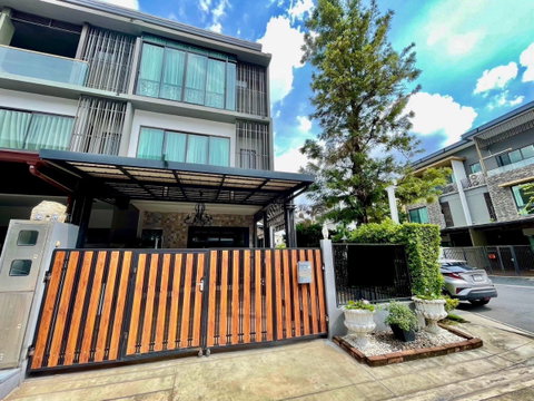 🏡 For Sale: Modern 3-Storey Townhome | The Landmark Ekkamai–Ramintra 💥 Urgent Sale – Special Price! Fully Furnished with Built-in Furniture 