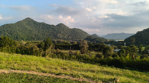 ขายที่ดินบนเนินเขา เขาใหญ่ 2ไร่ เส้นธนะรัชต์ หมูสี หนองน้ำแดง ปากช่อง ที่สูงบนเนิน วิวเขาสวยมาก ทิวเขาสลับซับซ้อน เพชรเม็ดงาม น้ำไฟพร้อม ใกล้M6 ตลาด