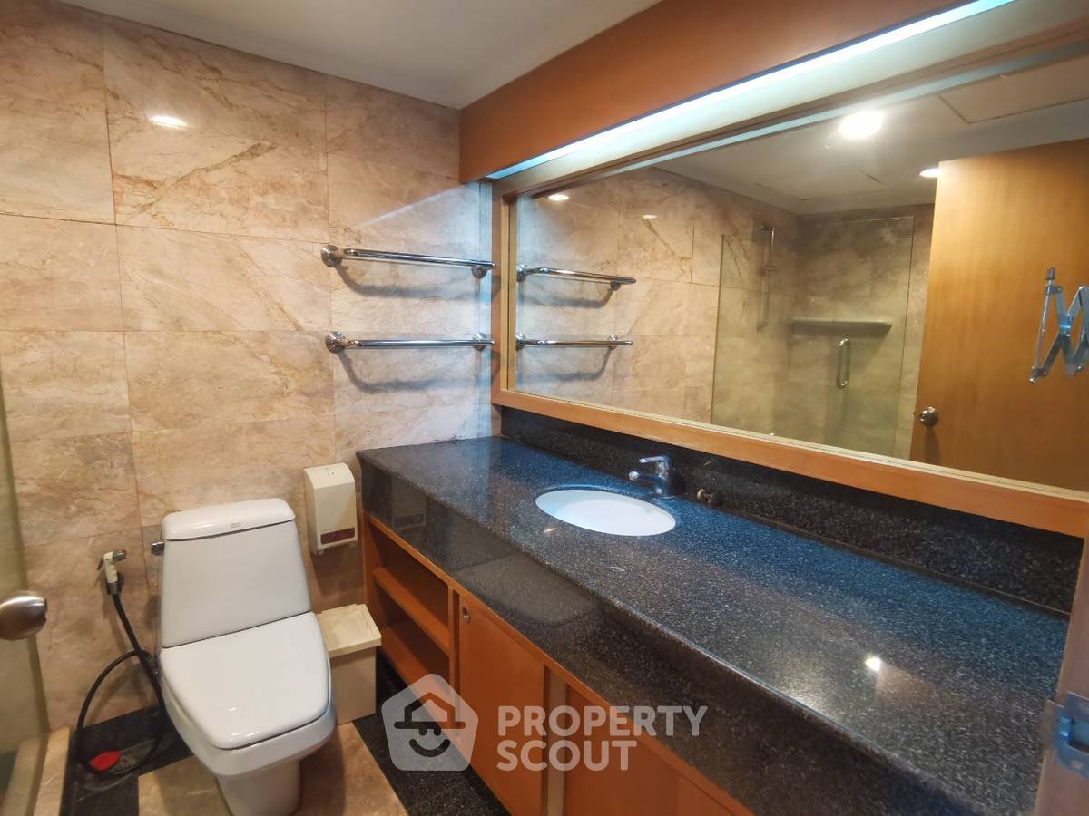 picture 22nd-Floor 2-BR at Lake Avenue Sukhumvit 16 Near BTS Asoke (ID 514394) - 7/10