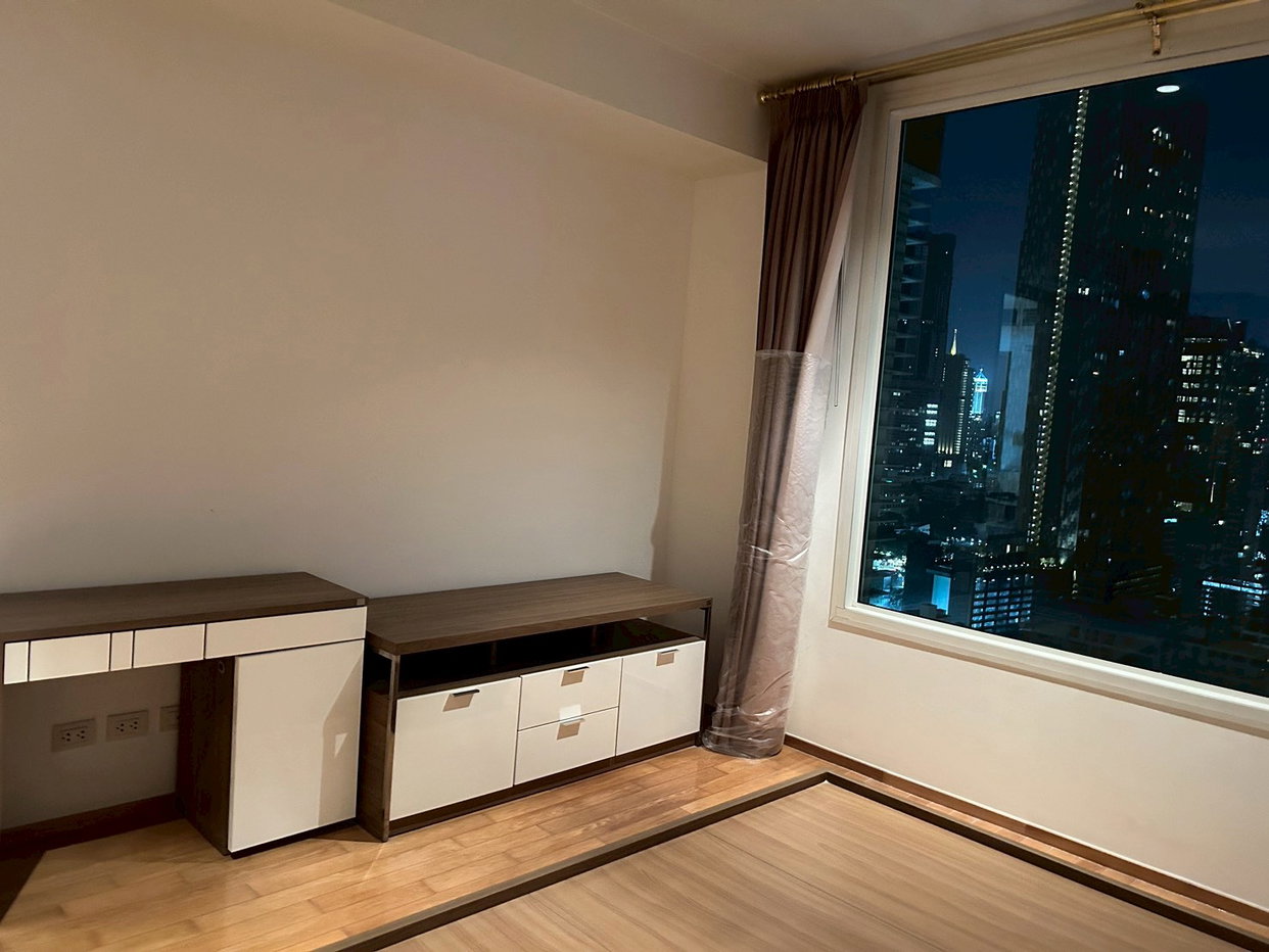 picture 💎 Stunning 2-Bed Condo, Prime Location | 🏢 The Empire Place - 5/9