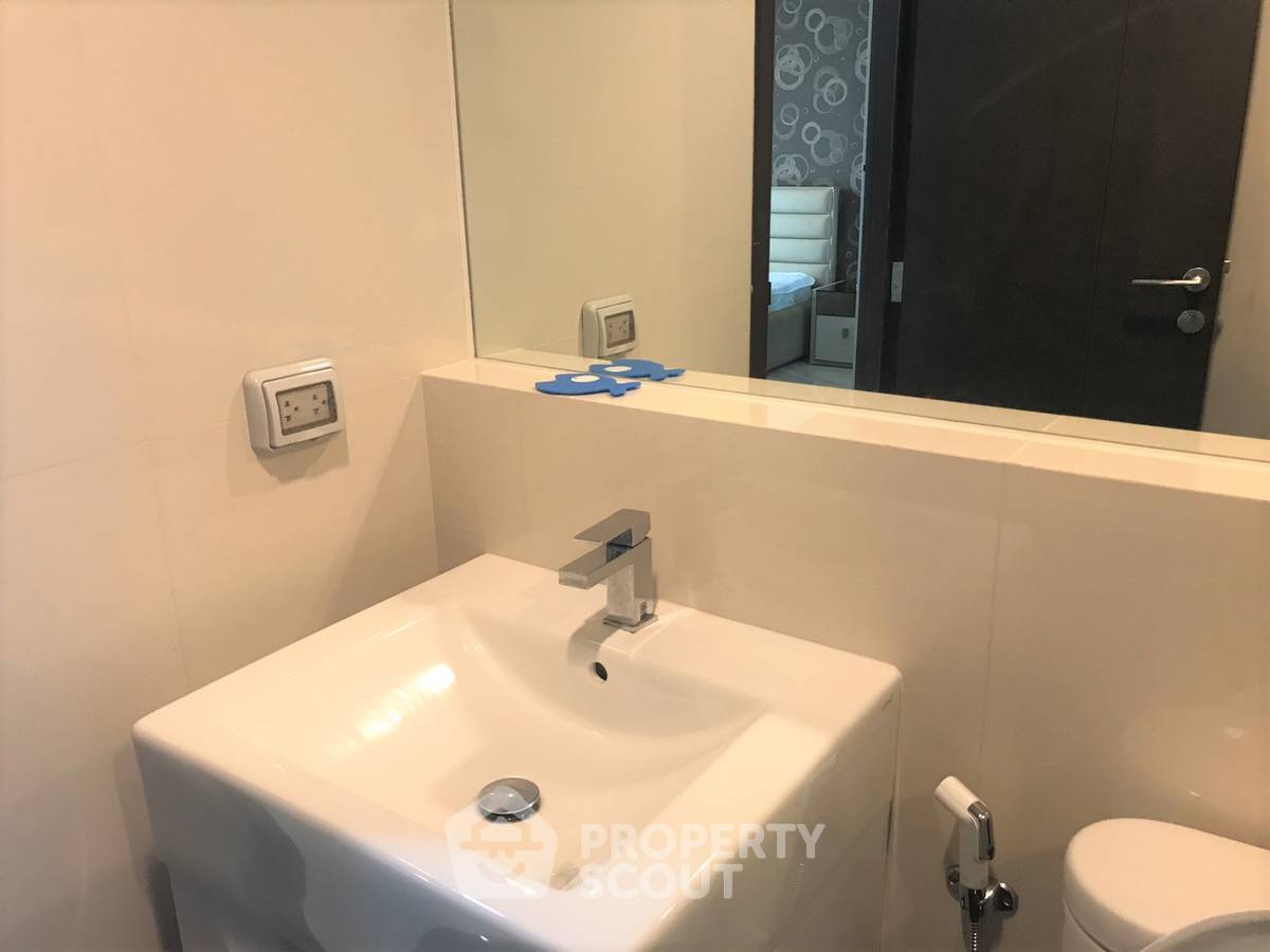 picture 17th-Floor 1-BR Condo At Rhythm Sathorn Near BTS Saphan Taksin (ID 426519) - 3/7