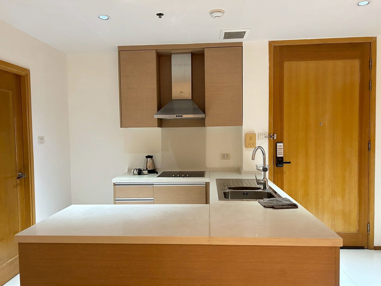 picture 💎 Stunning 2-Bed Condo, Prime Location | 🏢 The Empire Place - 2/9