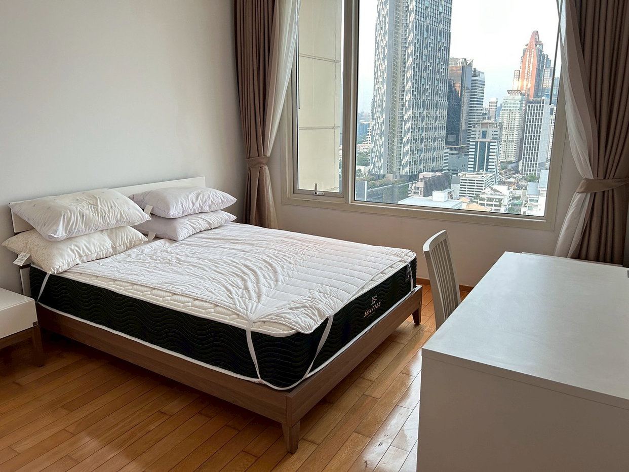 picture 💎 Stunning 2-Bed Condo, Prime Location | 🏢 The Empire Place - 4/9