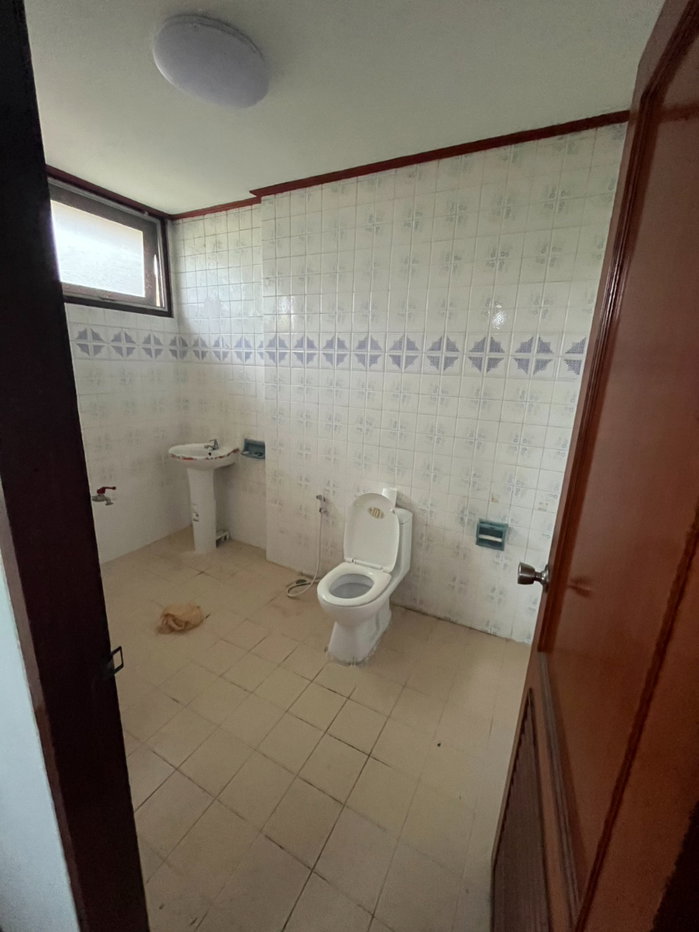 picture Home for rent with front yard and parking area - 17/24