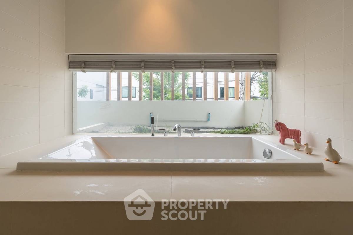 รูป บ้าน 4 ห้องนอน ขนาด 340 ตร.ม. Courtyard Villa Rama 9 - Wongwaen (ID 3446091) - รูปที่ 11/14