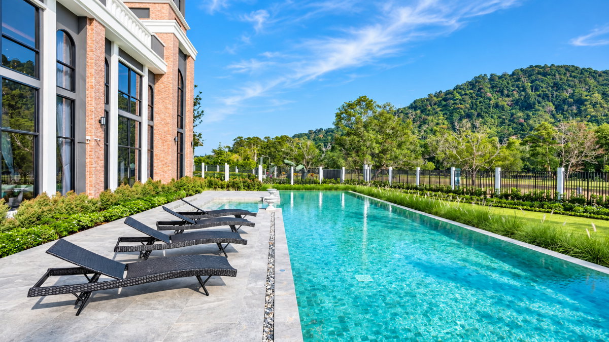 picture Crown Estate 4 bed 3 bath ECL #219 - 20/21